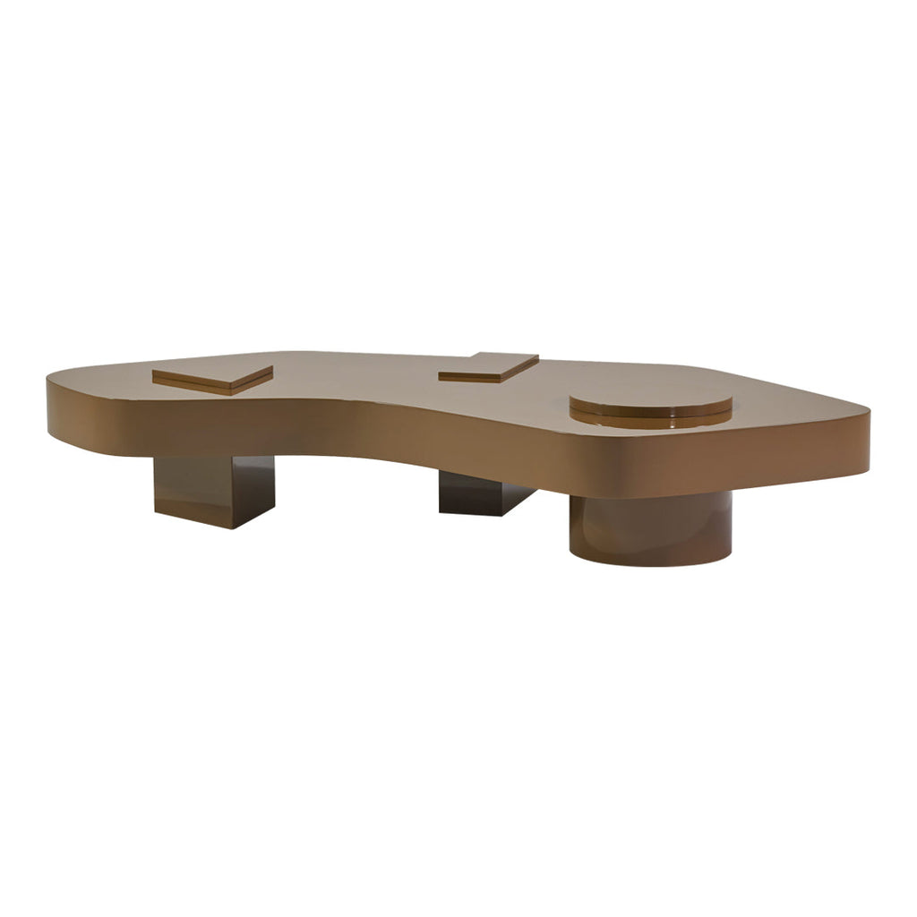 Tavolino Memphis-Style laccato lucido con piano irregolare oversize e tre gambe geometriche per il salotto