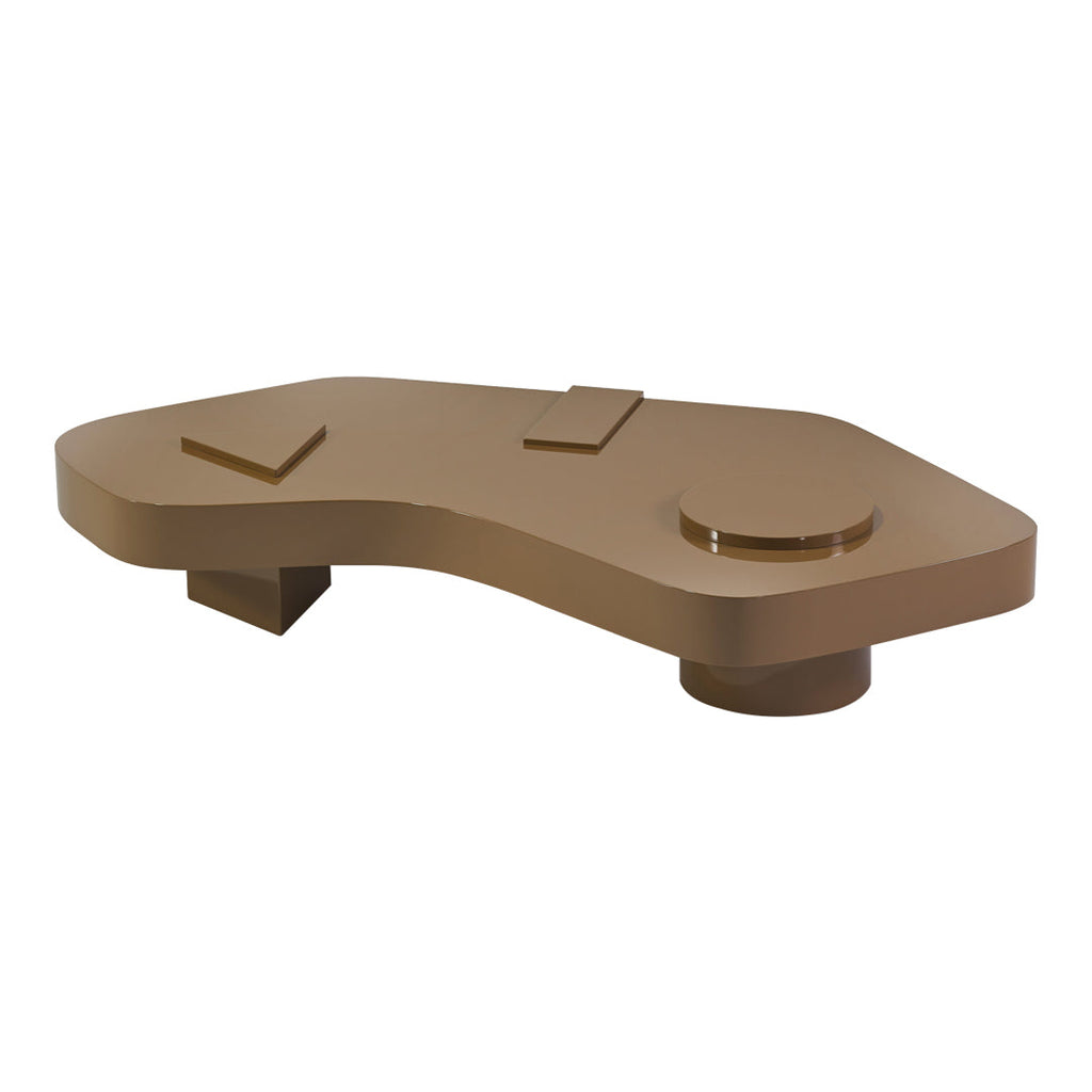 Tavolino Memphis-Style laccato lucido con piano irregolare oversize e tre gambe geometriche per il salotto