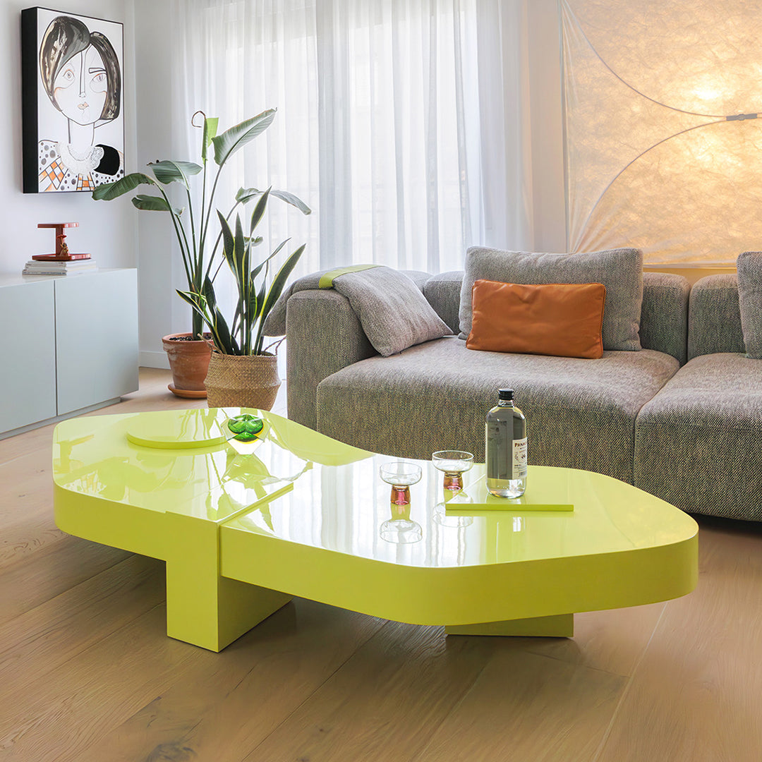 Tavolino Memphis-Style laccato lucido con piano irregolare oversize e tre gambe geometriche per il salotto
