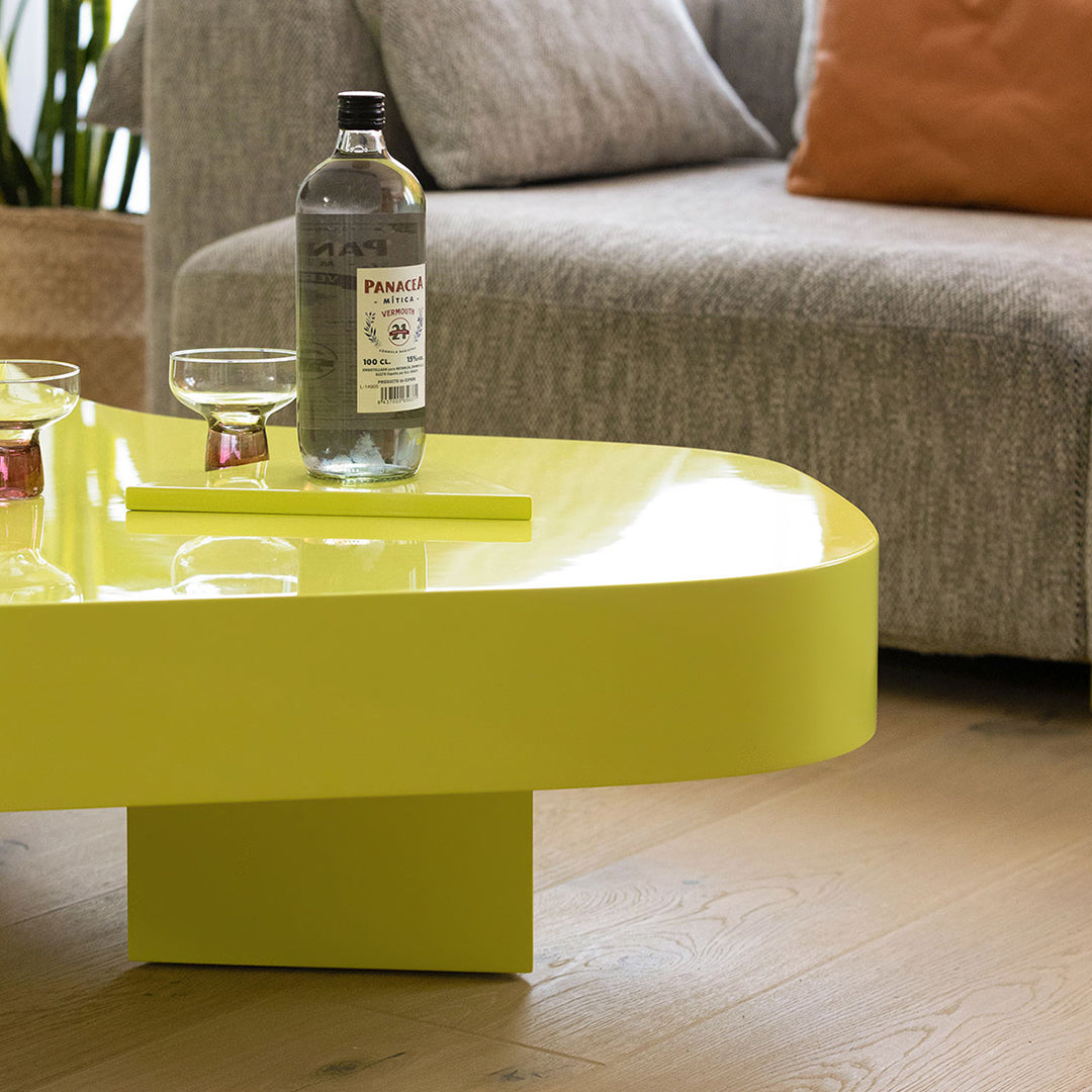 Tavolino Memphis-Style laccato lucido con piano irregolare oversize e tre gambe geometriche per il salotto