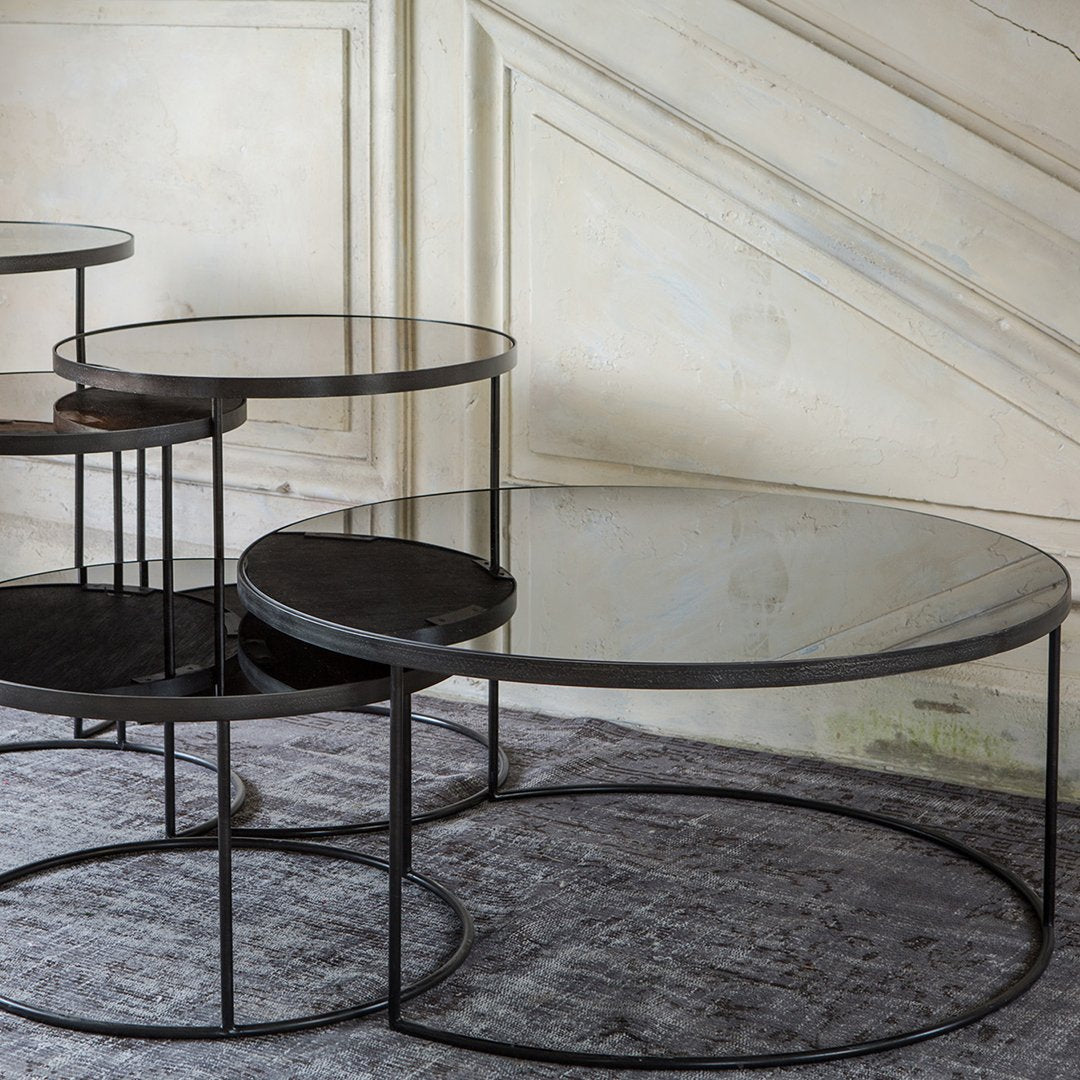 Set di tavolini da caffè a incastro moderni invecchiati vintage con specchio e cornice in metallo e superficie riflettente per soggiorno
