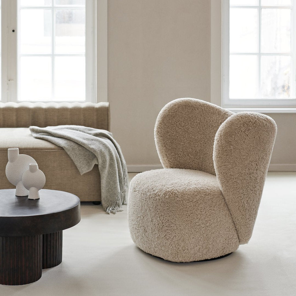 Poltrona lounge girevole imbottita scultorea organica con base girevole a scomparsa per soggiorno