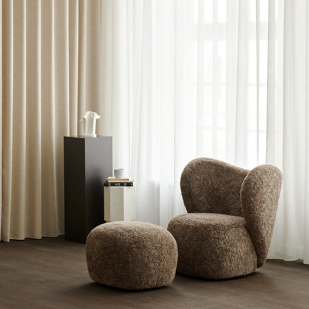Poltrona lounge girevole imbottita scultorea organica con base girevole a scomparsa per soggiorno