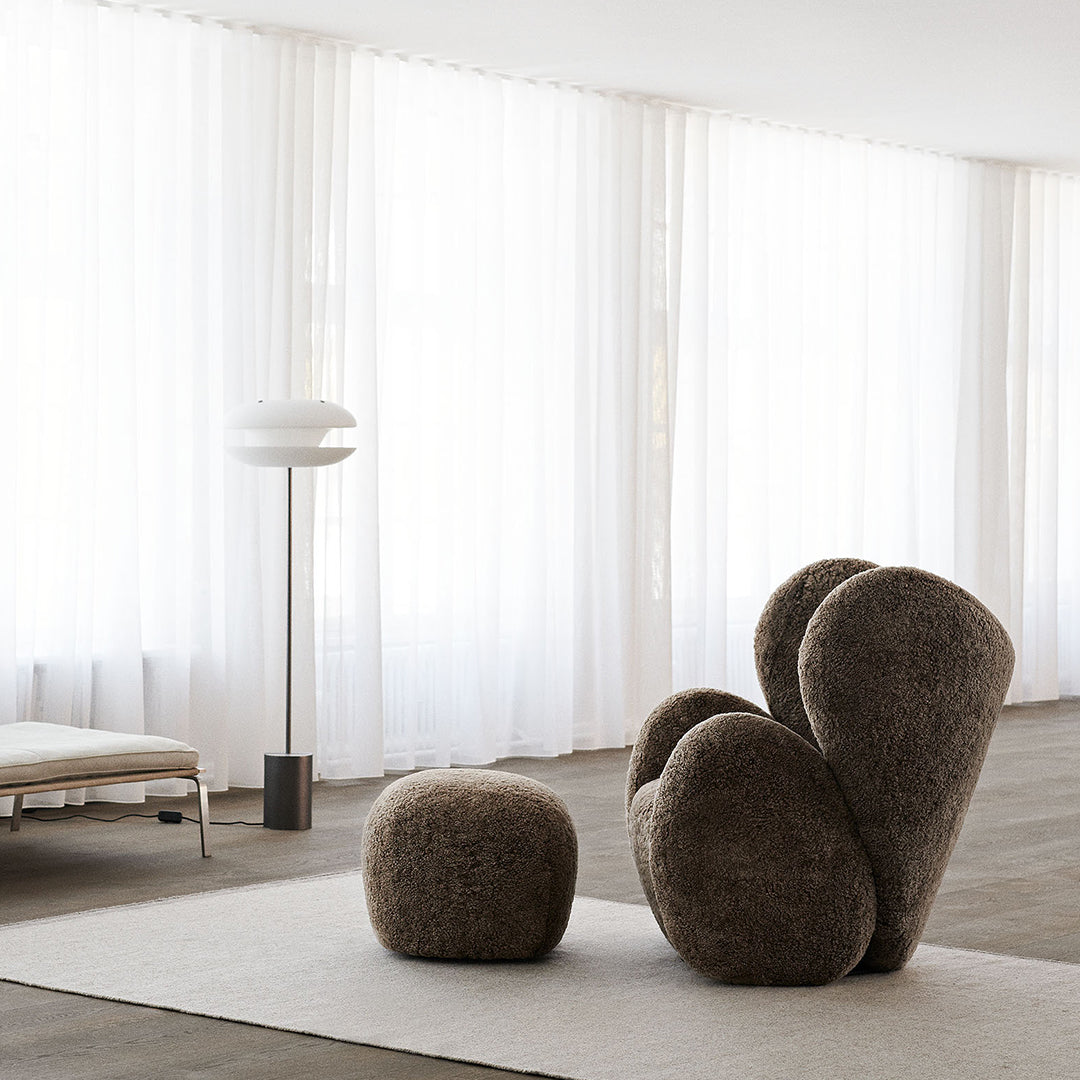 Poltrona lounge girevole imbottita scultorea organica con base girevole a scomparsa per soggiorno