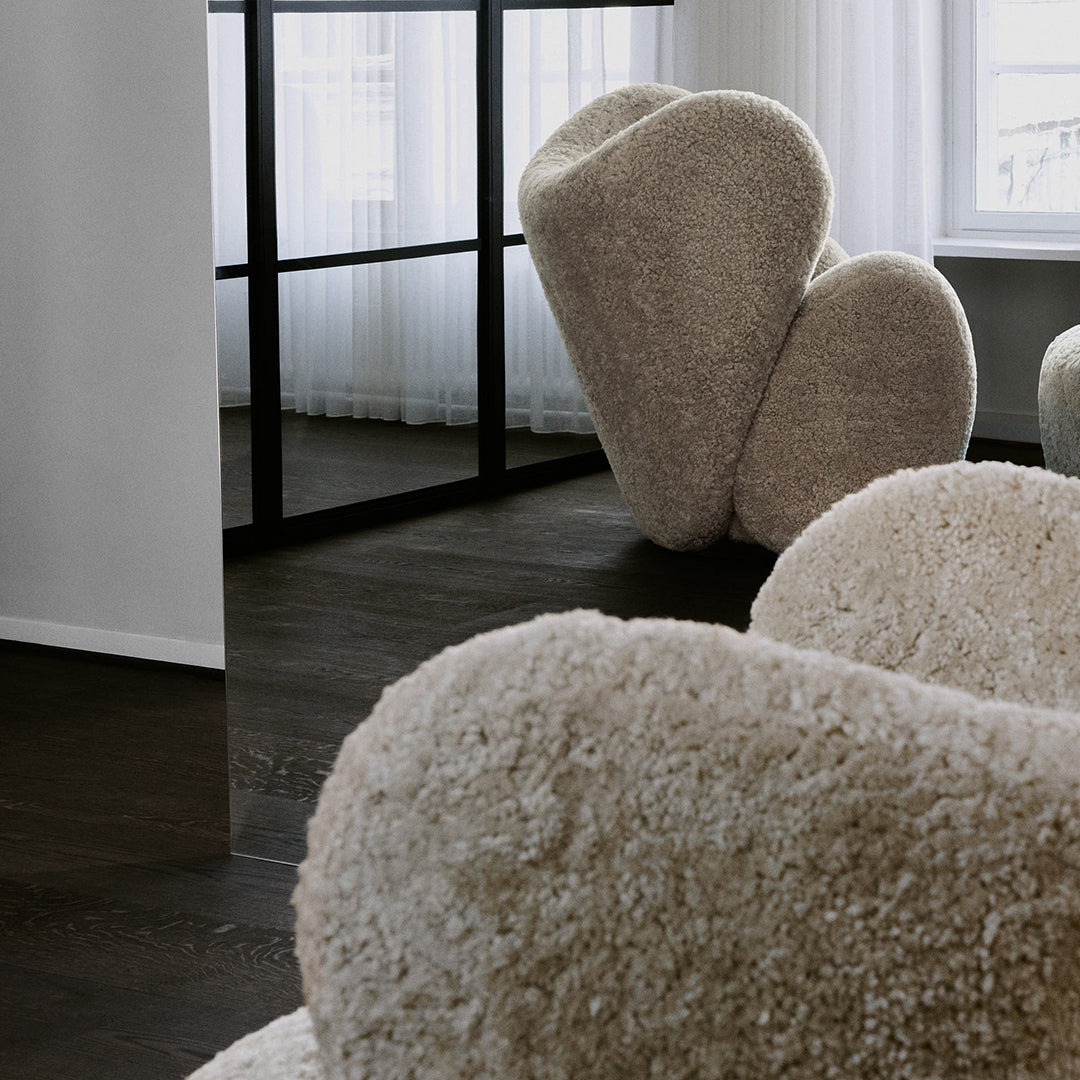 Poltrona lounge girevole imbottita scultorea organica con base girevole a scomparsa per soggiorno