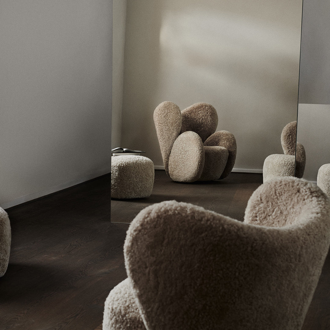 Poltrona lounge girevole imbottita scultorea organica con base girevole a scomparsa per soggiorno