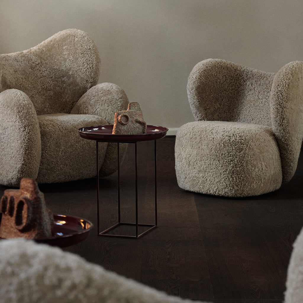 Poltrona lounge girevole imbottita scultorea organica con base girevole a scomparsa per soggiorno