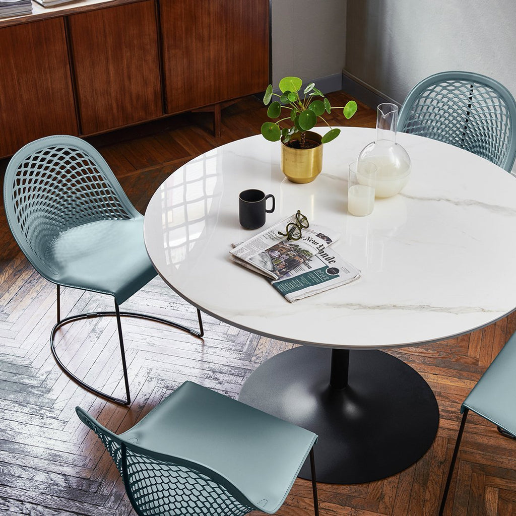 Sedia da pranzo moderna di precisione in pelle e acciaio con base a slitta