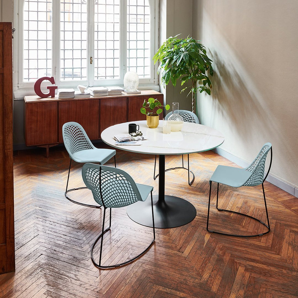 Sedia da pranzo moderna di precisione in pelle e acciaio con base a slitta