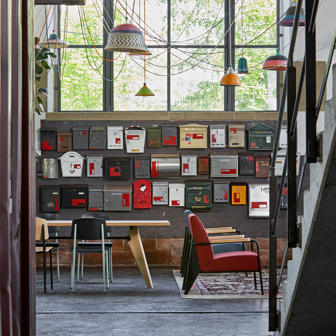 Sedia standard con tubo d'acciaio estetico ingegneristico e legno massello con design strutturale di Jean Prouvé per sala da pranzo
