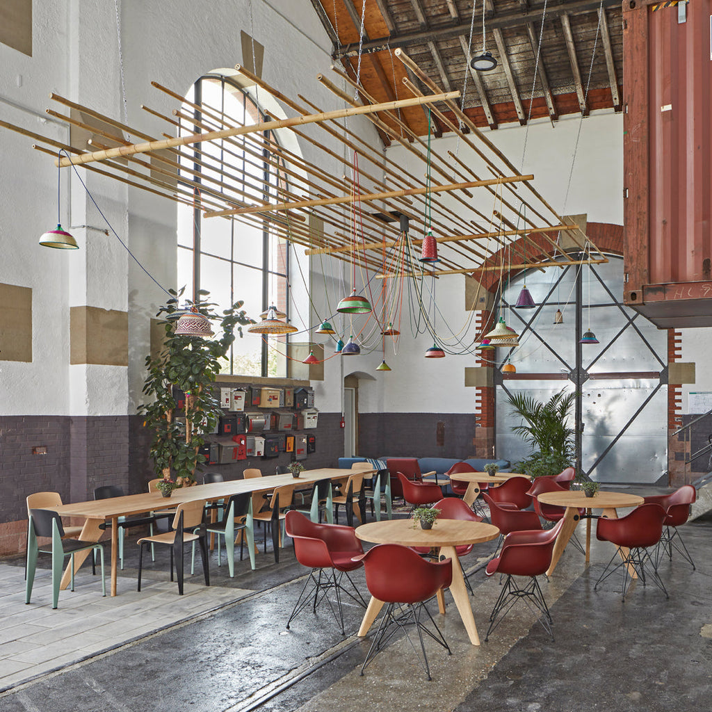 Sedia standard con tubo d'acciaio estetico ingegneristico e legno massello con design strutturale di Jean Prouvé per sala da pranzo