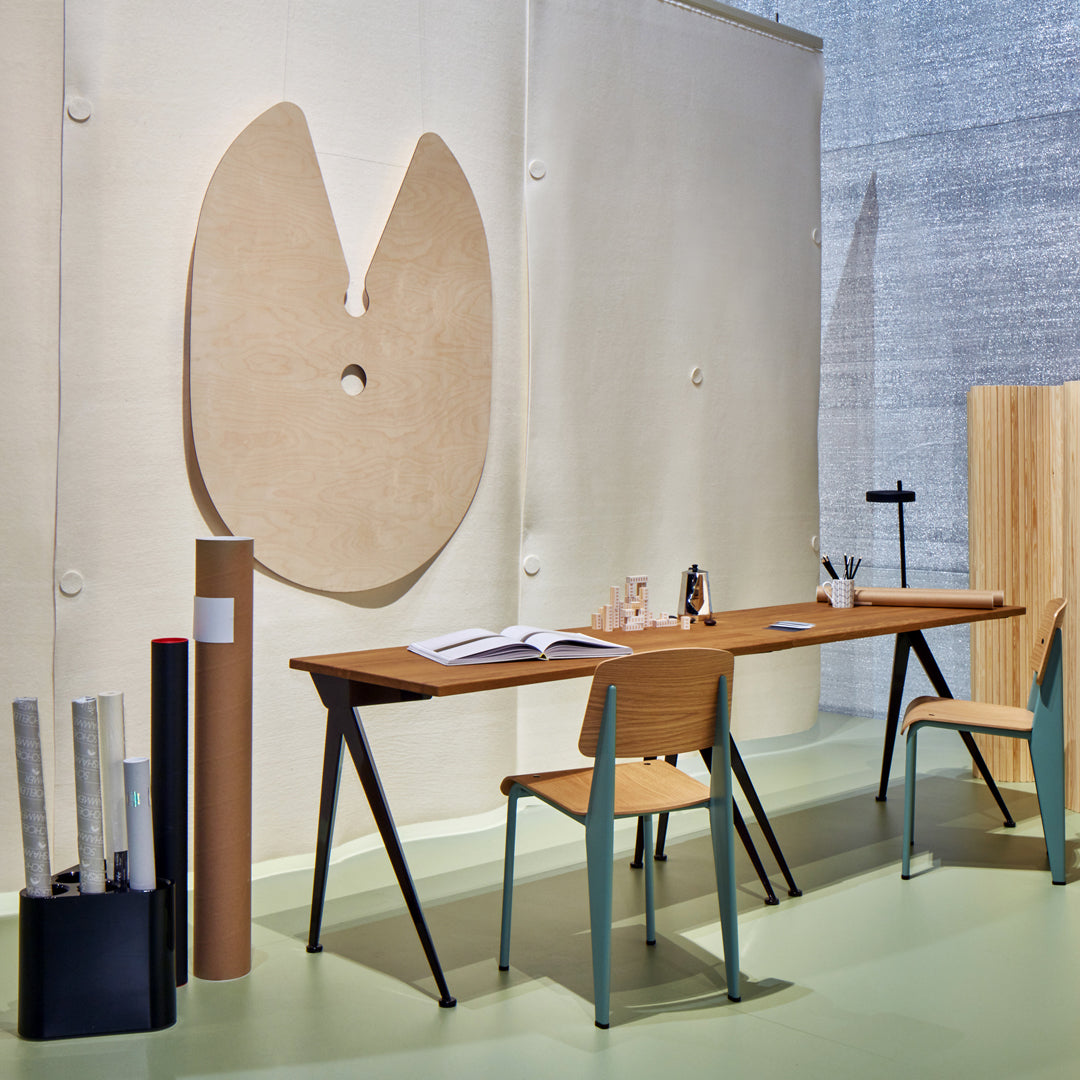 Sedia standard con tubo d'acciaio estetico ingegneristico e legno massello con design strutturale di Jean Prouvé per sala da pranzo