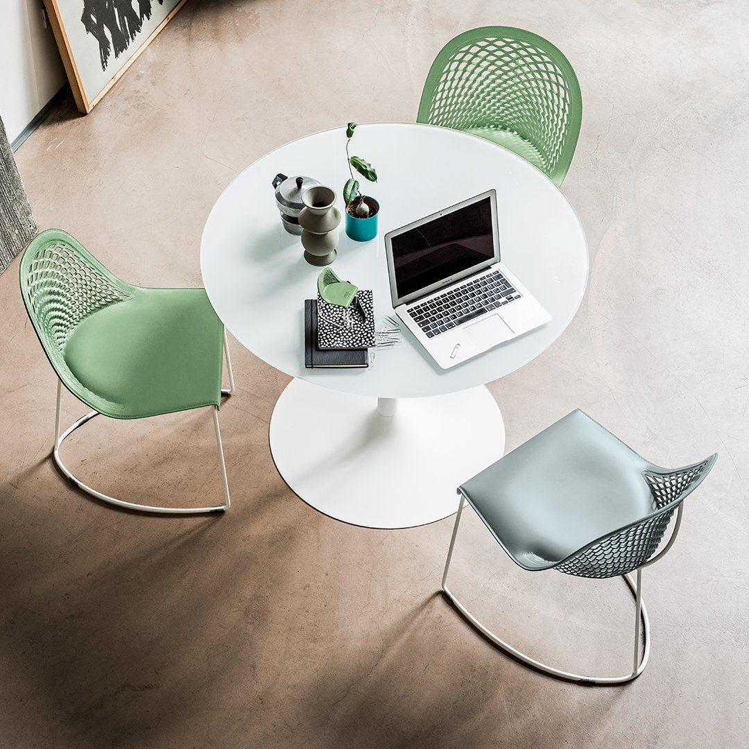 Sedia da pranzo moderna di precisione in pelle e acciaio con base a slitta