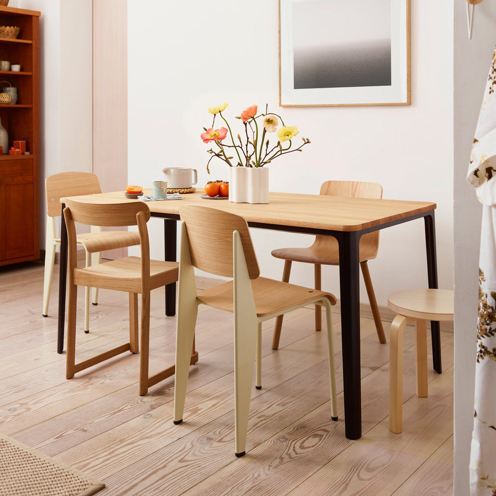 Sedia standard con tubo d'acciaio estetico ingegneristico e legno massello con design strutturale di Jean Prouvé per sala da pranzo