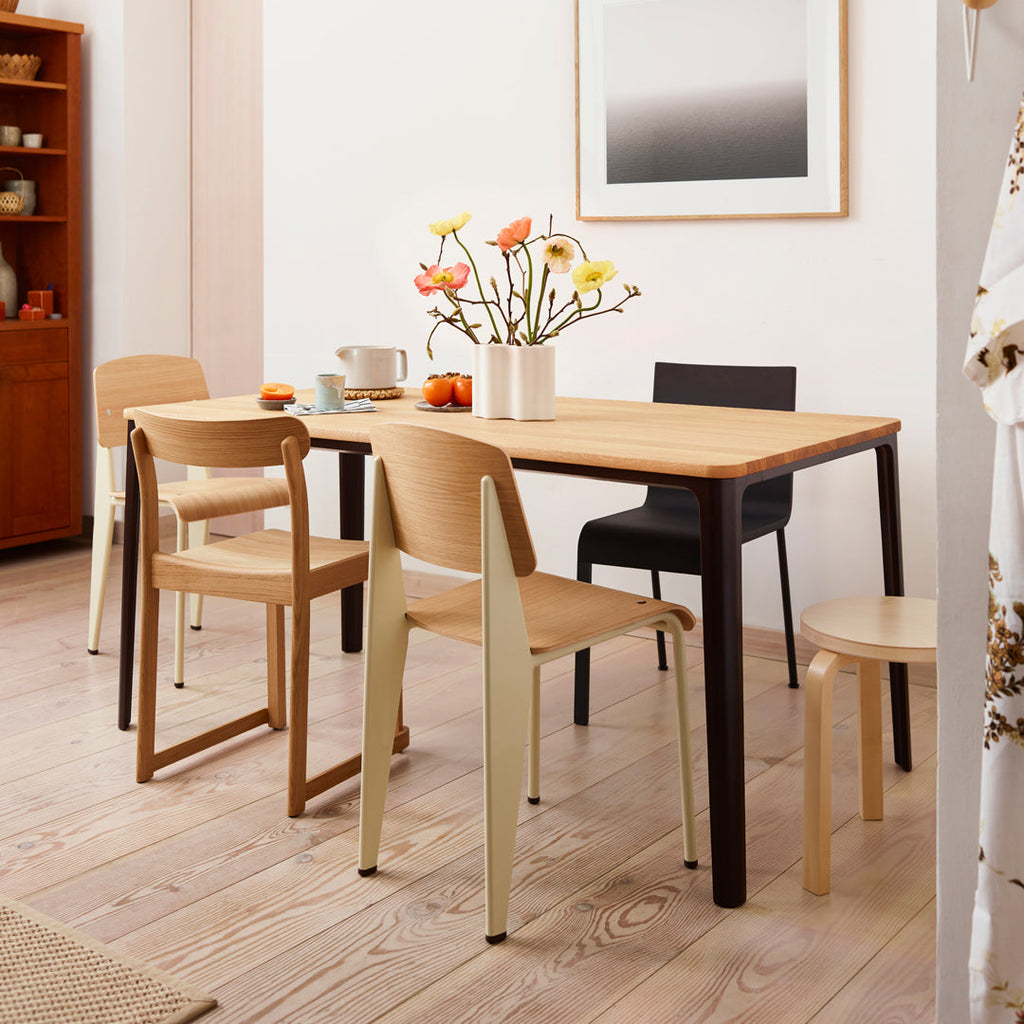 Sedia standard con tubo d'acciaio estetico ingegneristico e legno massello con design strutturale di Jean Prouvé per sala da pranzo