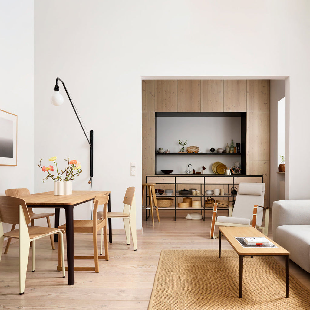Sedia standard con tubo d'acciaio estetico ingegneristico e legno massello con design strutturale di Jean Prouvé per sala da pranzo