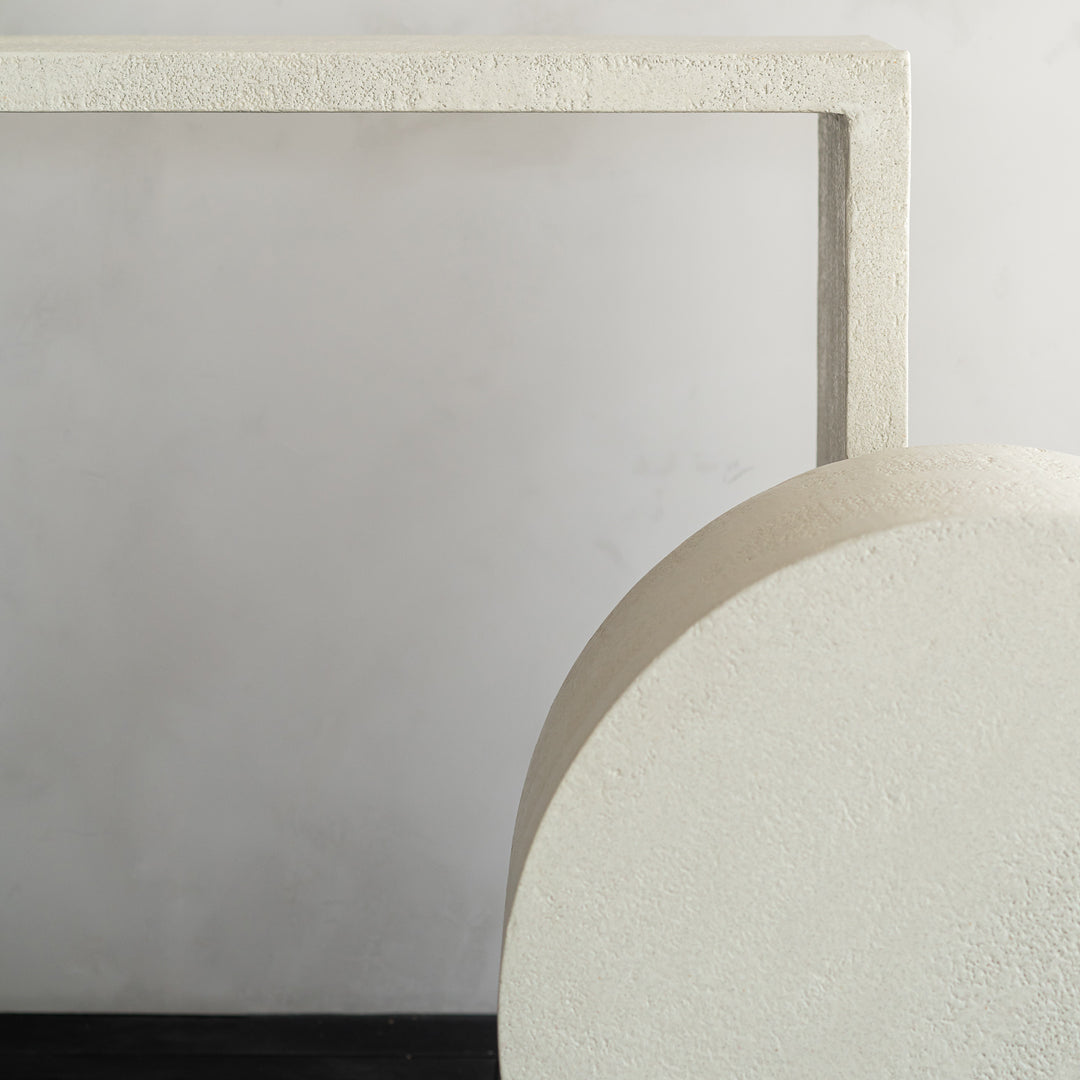 Consolle artigianale minimalista in microcemento con finitura opaca effetto pietra per vari ambienti