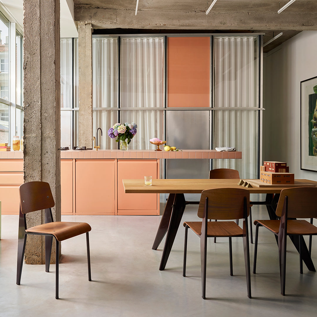 Sedia standard con tubo d'acciaio estetico ingegneristico e legno massello con design strutturale di Jean Prouvé per sala da pranzo