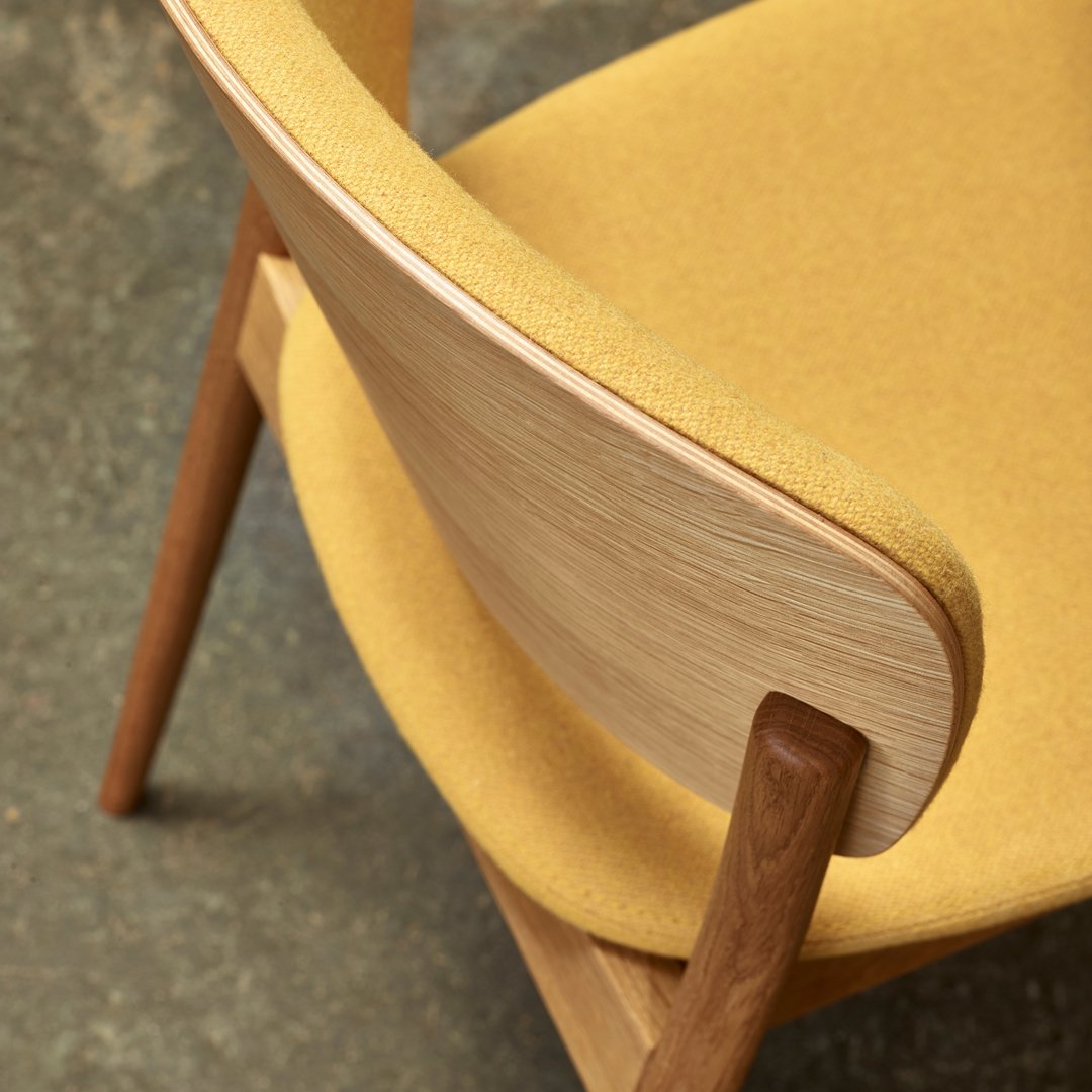 Sedia da pranzo Nordic Classic in rovere massiccio e imbottita, con schienale ergonomico e design impilabile per sala da pranzo