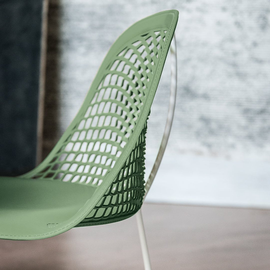 Sedia da pranzo moderna di precisione in pelle e acciaio con base a slitta