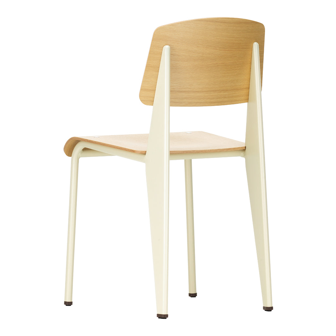 Sedia standard con tubo d'acciaio estetico ingegneristico e legno massello con design strutturale di Jean Prouvé per sala da pranzo