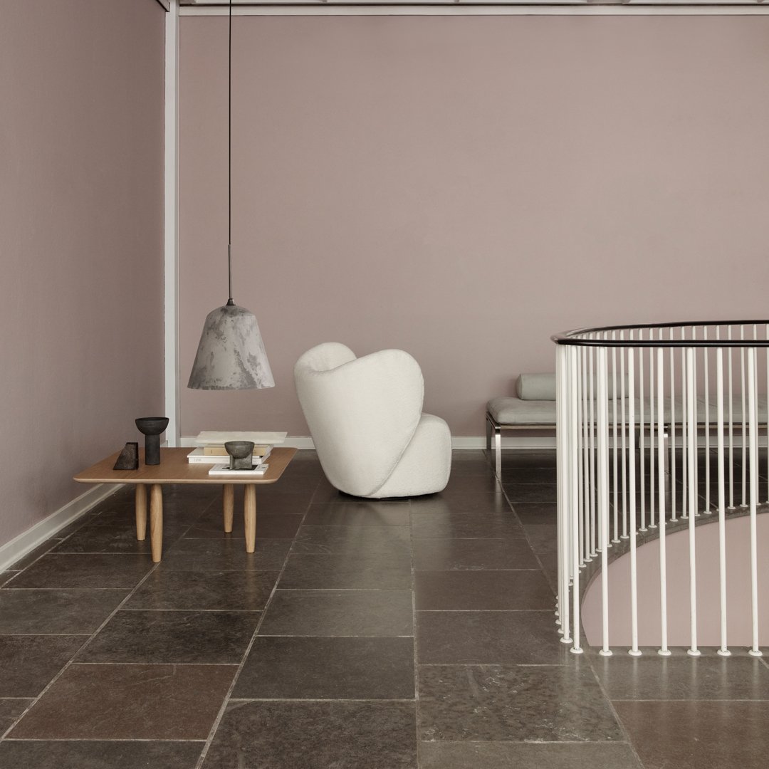 Poltrona lounge girevole imbottita scultorea organica con base girevole a scomparsa per soggiorno