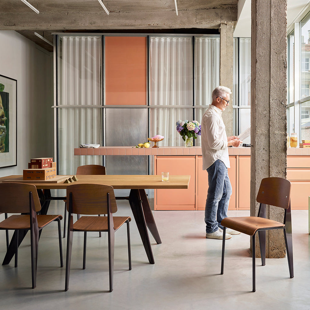 Sedia standard con tubo d'acciaio estetico ingegneristico e legno massello con design strutturale di Jean Prouvé per sala da pranzo