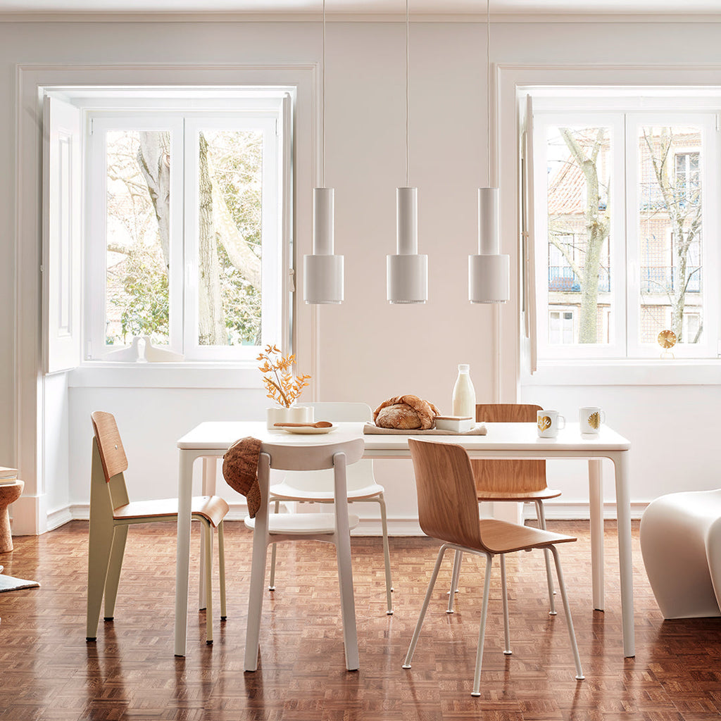 Sedia standard con tubo d'acciaio estetico ingegneristico e legno massello con design strutturale di Jean Prouvé per sala da pranzo