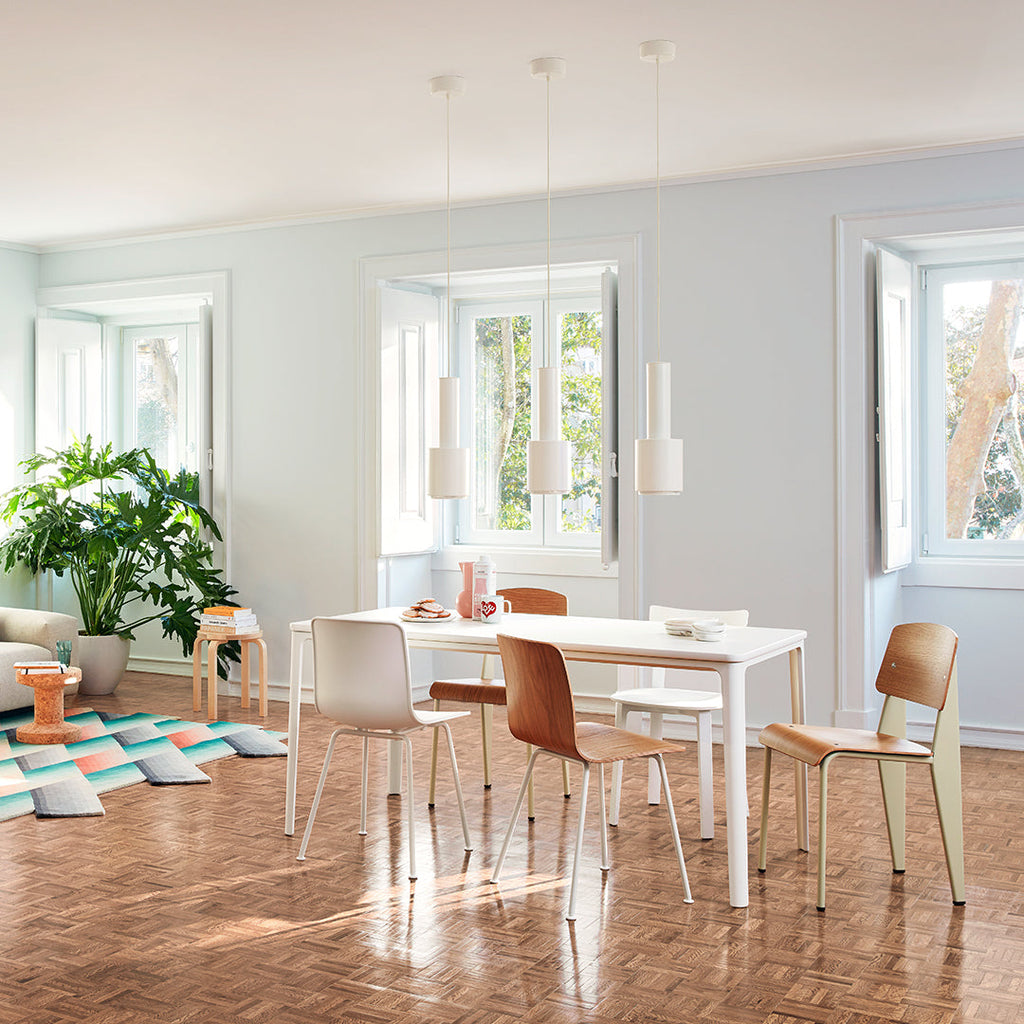 Sedia standard con tubo d'acciaio estetico ingegneristico e legno massello con design strutturale di Jean Prouvé per sala da pranzo