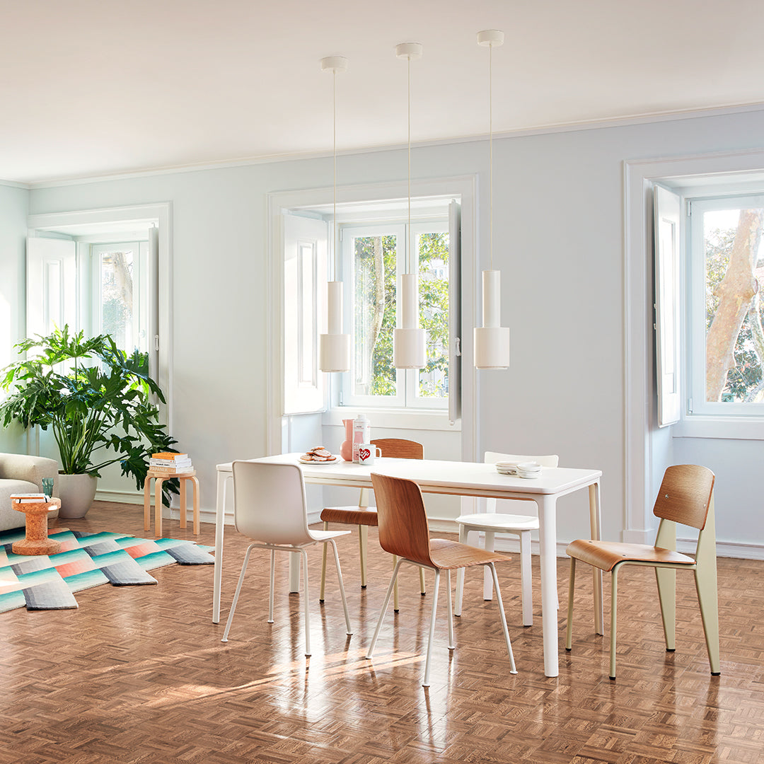 Sedia standard con tubo d'acciaio estetico ingegneristico e legno massello con design strutturale di Jean Prouvé per sala da pranzo