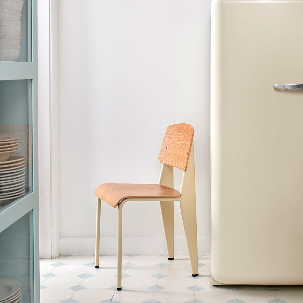 Sedia standard con tubo d'acciaio estetico ingegneristico e legno massello con design strutturale di Jean Prouvé per sala da pranzo