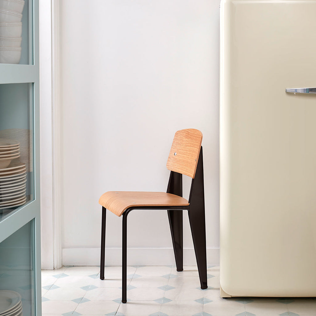 Sedia standard con tubo d'acciaio estetico ingegneristico e legno massello con design strutturale di Jean Prouvé per sala da pranzo