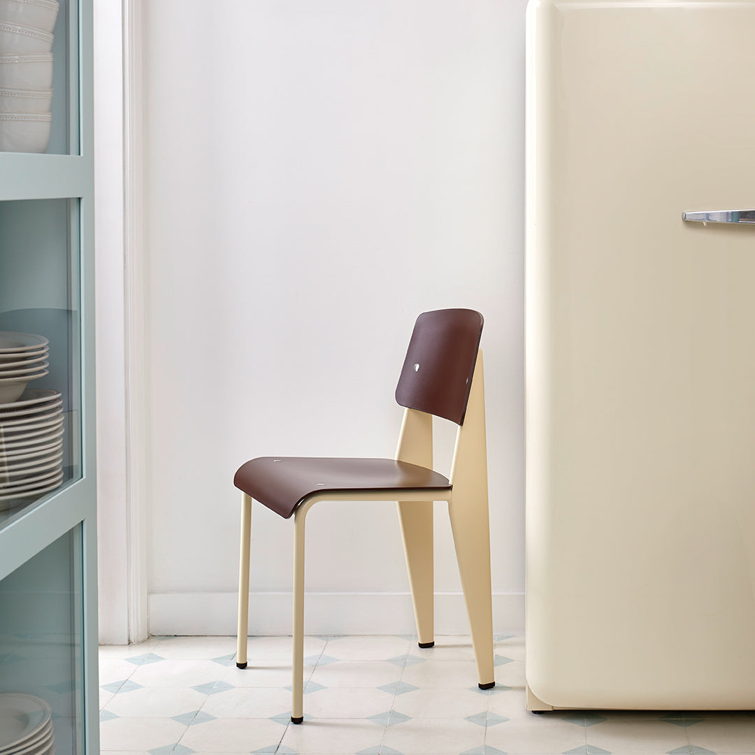 Sedia standard con tubo d'acciaio estetico ingegneristico e legno massello con design strutturale di Jean Prouvé per sala da pranzo