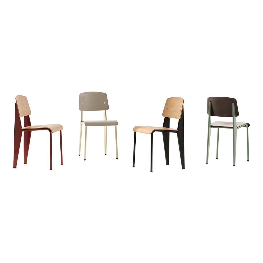 Sedia standard con tubo d'acciaio estetico ingegneristico e legno massello con design strutturale di Jean Prouvé per sala da pranzo