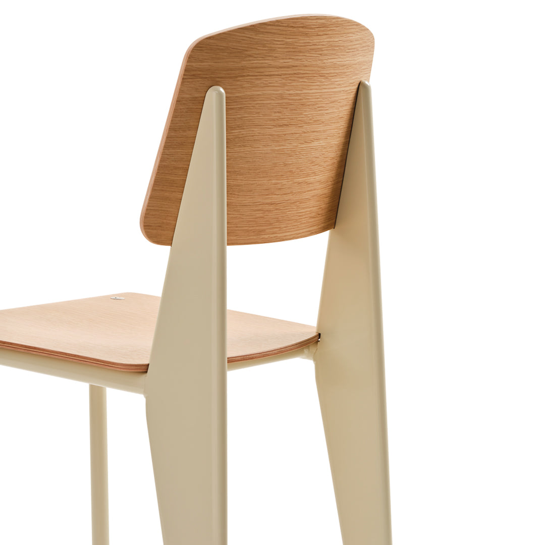Sedia standard con tubo d'acciaio estetico ingegneristico e legno massello con design strutturale di Jean Prouvé per sala da pranzo