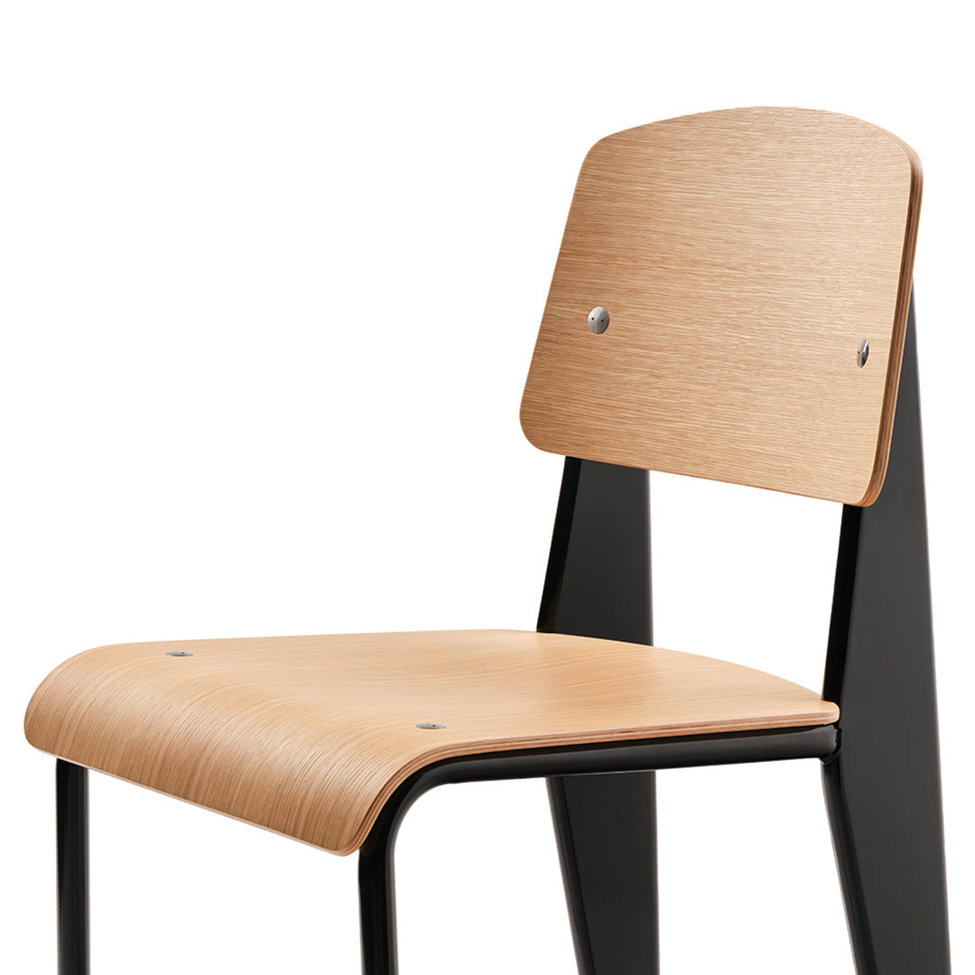 Sedia standard con tubo d'acciaio estetico ingegneristico e legno massello con design strutturale di Jean Prouvé per sala da pranzo