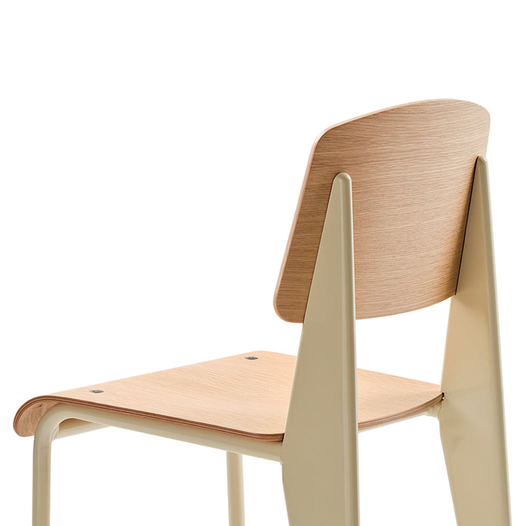 Sedia standard con tubo d'acciaio estetico ingegneristico e legno massello con design strutturale di Jean Prouvé per sala da pranzo