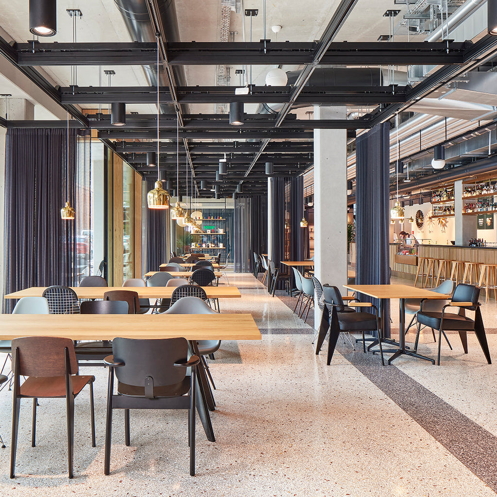 Sedia standard con tubo d'acciaio estetico ingegneristico e legno massello con design strutturale di Jean Prouvé per sala da pranzo