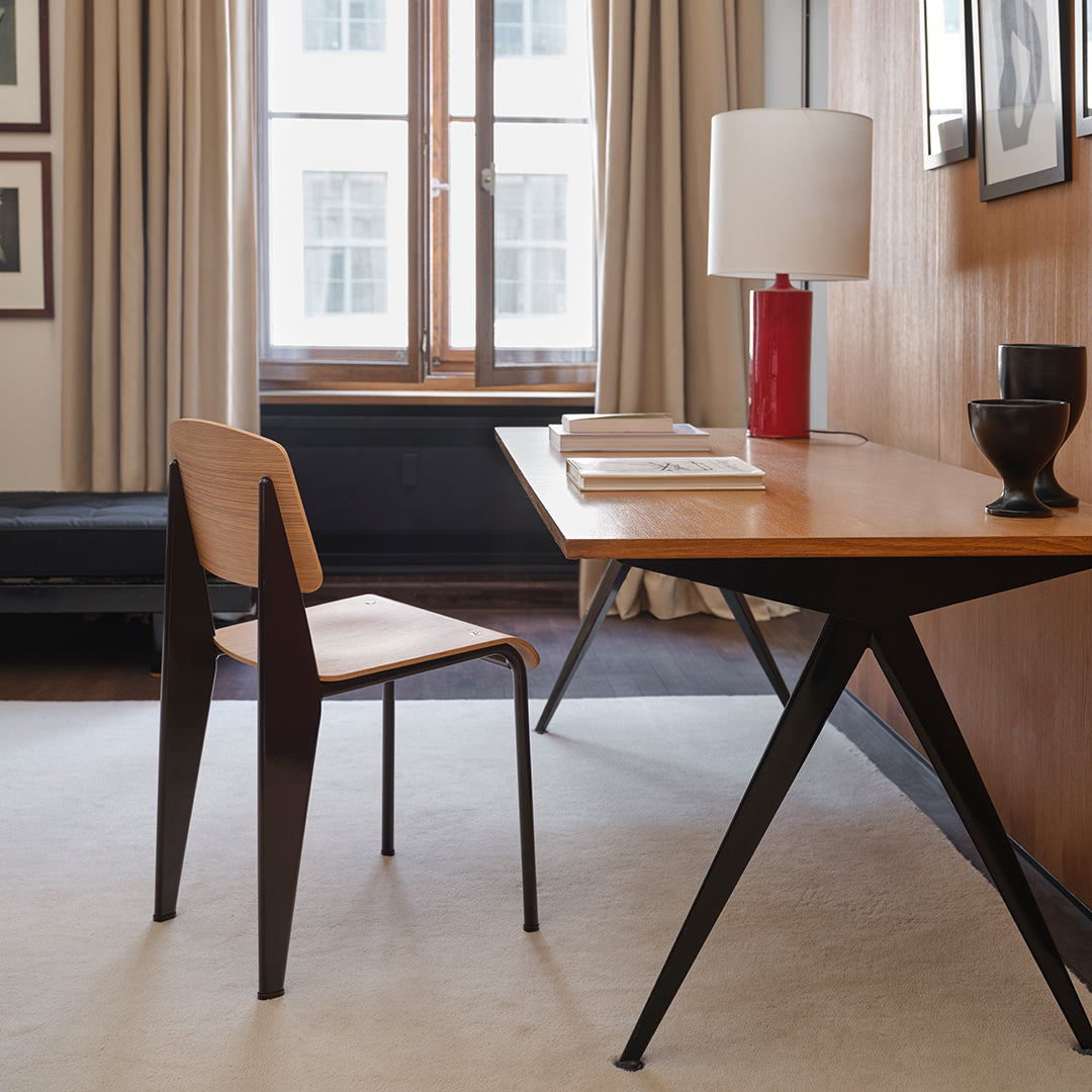 Sedia standard con tubo d'acciaio estetico ingegneristico e legno massello con design strutturale di Jean Prouvé per sala da pranzo