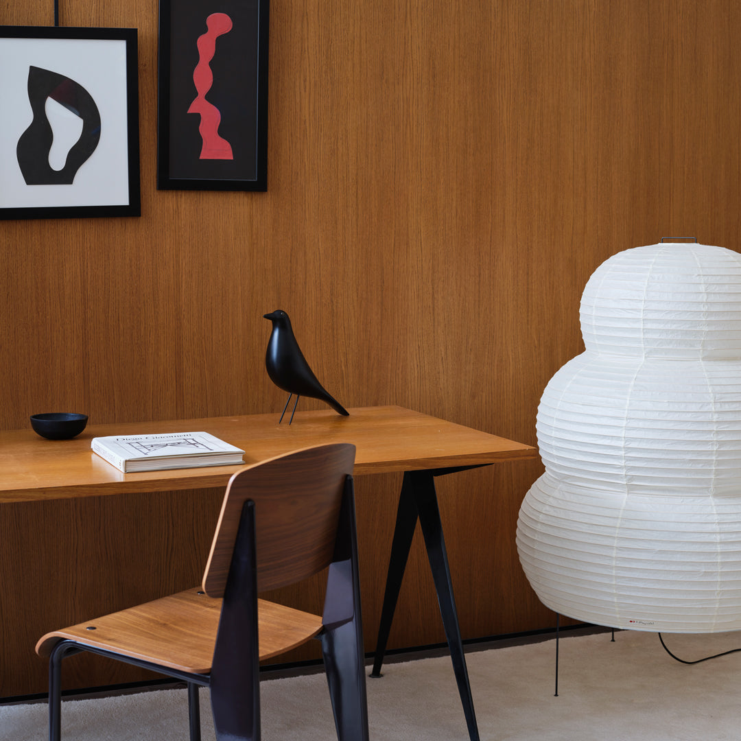 Sedia standard con tubo d'acciaio estetico ingegneristico e legno massello con design strutturale di Jean Prouvé per sala da pranzo