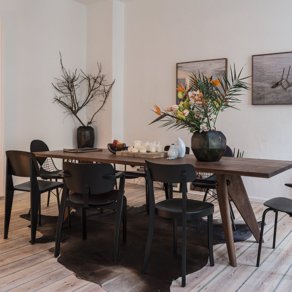 Sedia standard con tubo d'acciaio estetico ingegneristico e legno massello con design strutturale di Jean Prouvé per sala da pranzo