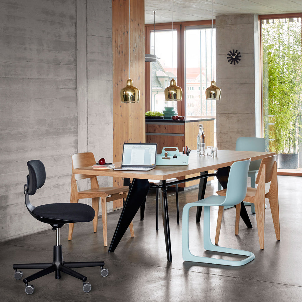 Sedia standard con tubo d'acciaio estetico ingegneristico e legno massello con design strutturale di Jean Prouvé per sala da pranzo