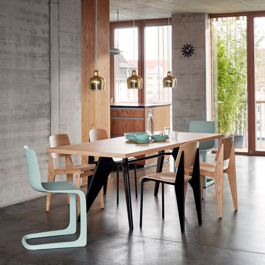 Sedia standard con tubo d'acciaio estetico ingegneristico e legno massello con design strutturale di Jean Prouvé per sala da pranzo