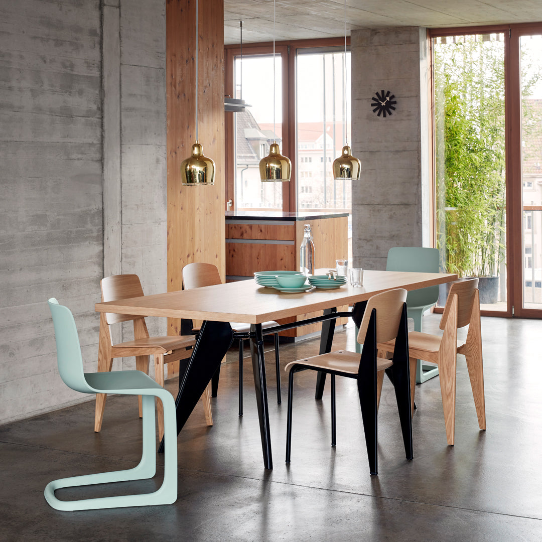 Sedia standard con tubo d'acciaio estetico ingegneristico e legno massello con design strutturale di Jean Prouvé per sala da pranzo