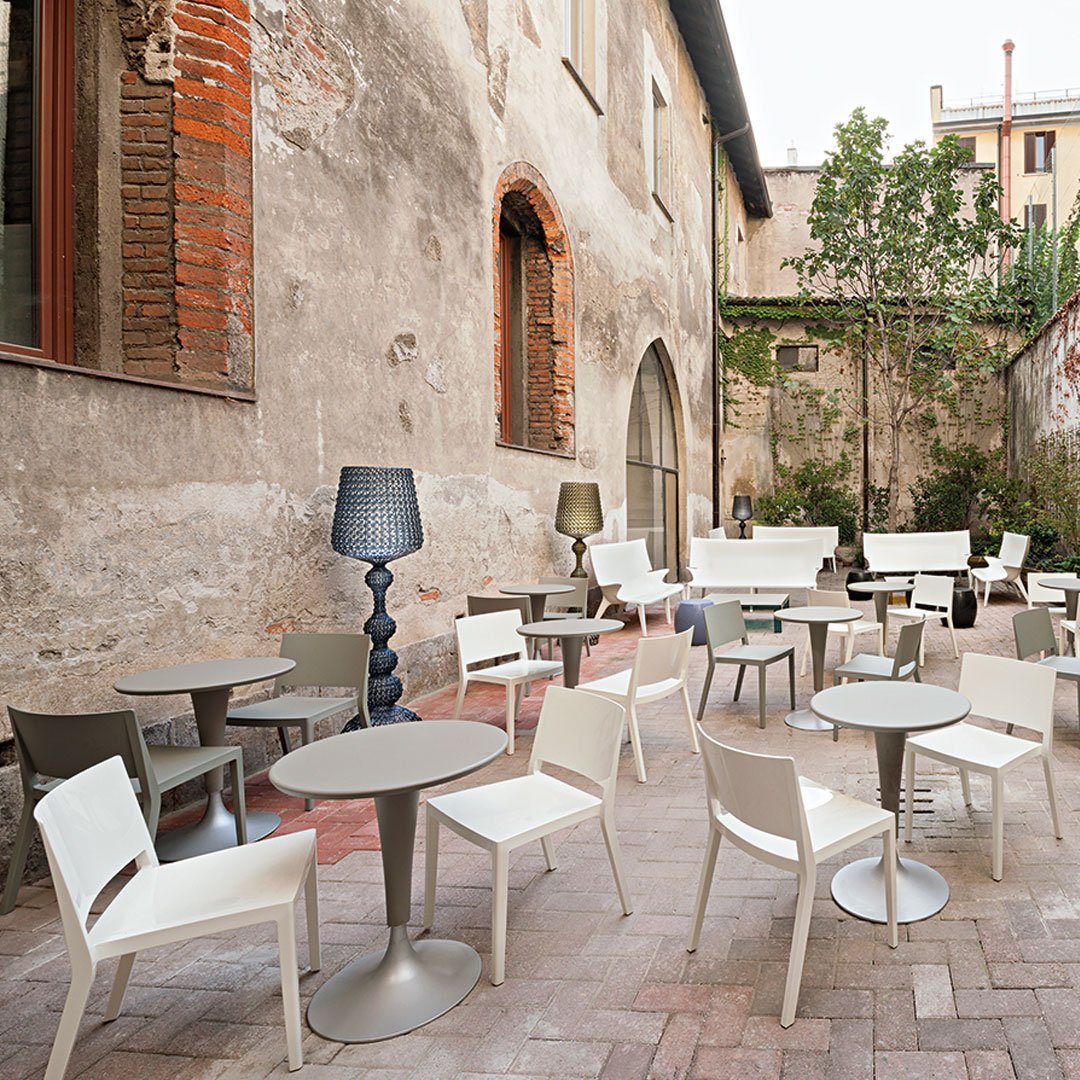 Set di sedie da pranzo moderno e femminile in polimero termoplastico con design monoblocco per interni ed esterni per sala da pranzo