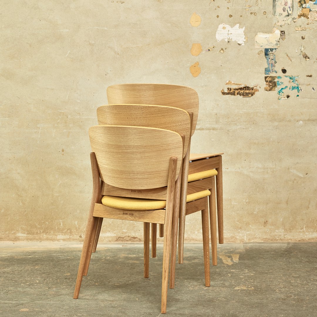 Sedia da pranzo Nordic Classic in rovere massiccio e imbottita, con schienale ergonomico e design impilabile per sala da pranzo