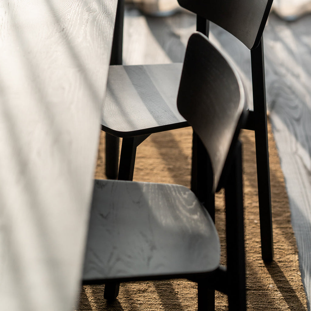 Sedia da pranzo scandinava minimalista in rovere massello europeo con schienale ergonomico curvo per sala da pranzo