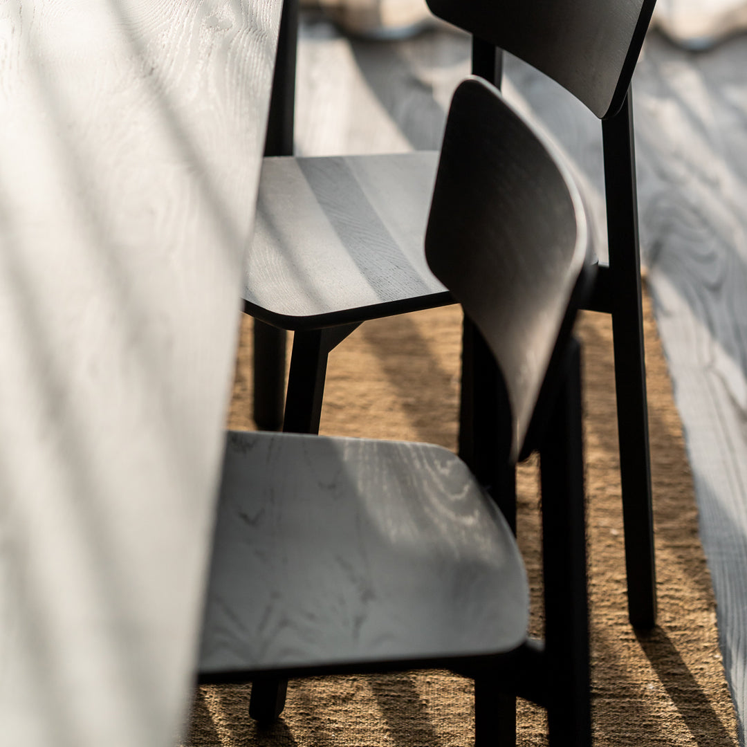 Sedia da pranzo scandinava minimalista in rovere massello europeo con schienale ergonomico curvo per sala da pranzo