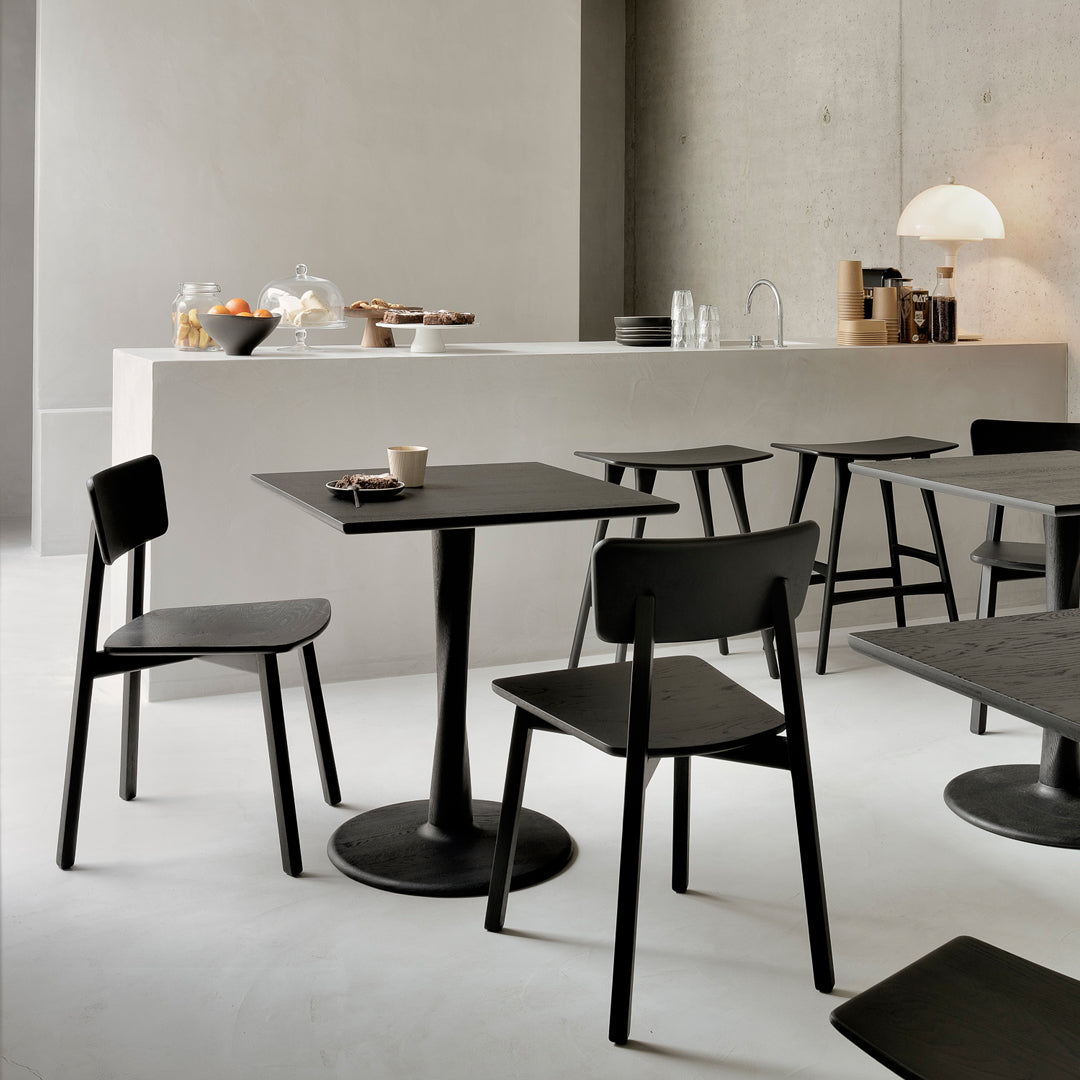 Sedia da pranzo scandinava minimalista in rovere massello europeo con schienale ergonomico curvo per sala da pranzo