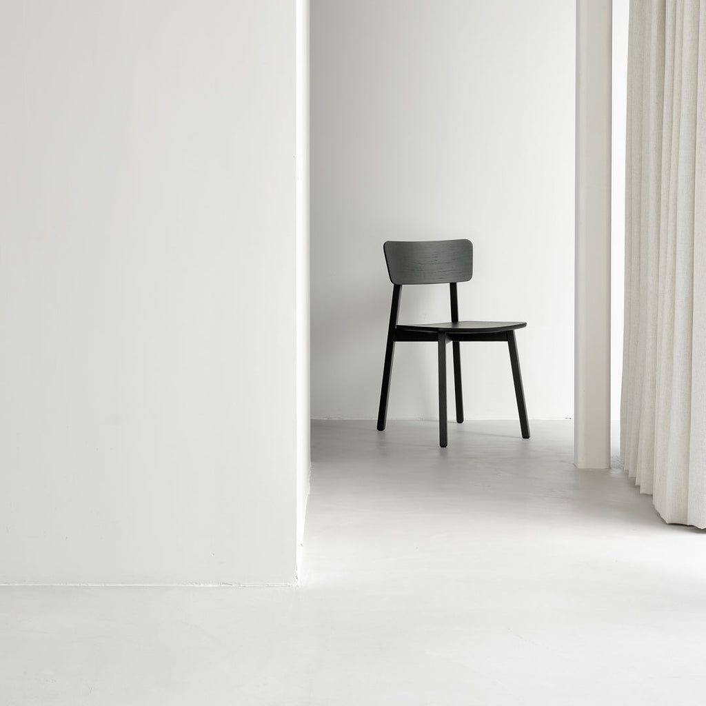 Sedia da pranzo scandinava minimalista in rovere massello europeo con schienale ergonomico curvo per sala da pranzo